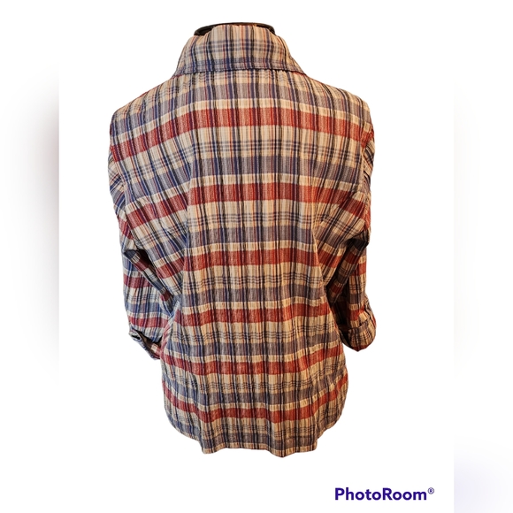 CJ BANKS  SIZE 2X. Full zip front, button roll up sleeve.  wrinkle free fabric - Picture 2 of 7